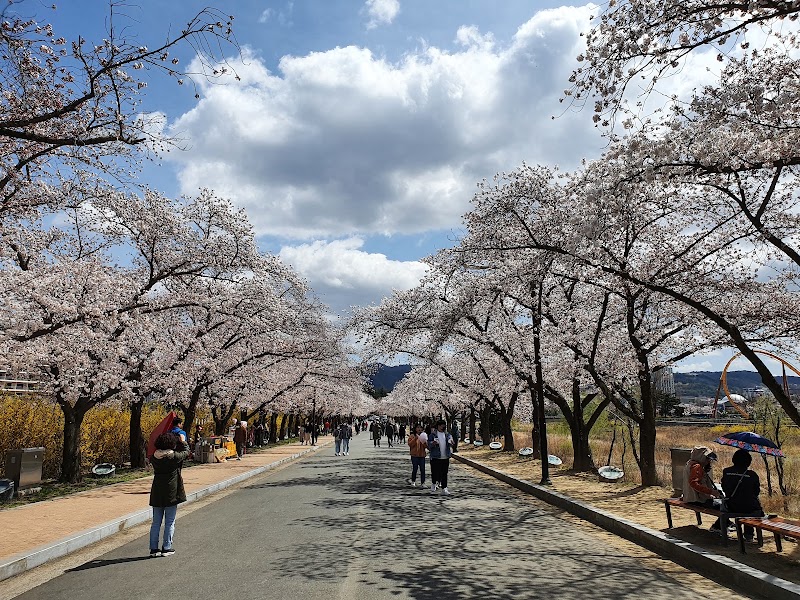 Bomun Lake